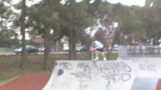 preview picture of video 'Ben Nowra Skatepark 09 Tail Whip'
