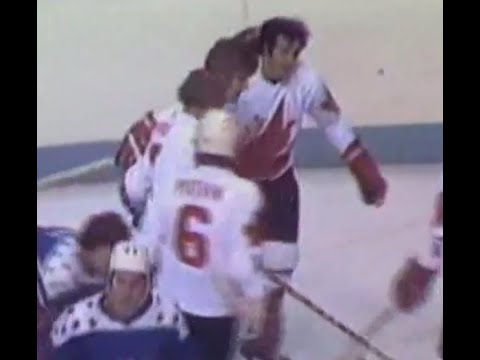 Bobby Orr assists on a Phil Esposito goal in 1976 Canada Cup Team Canada-United States