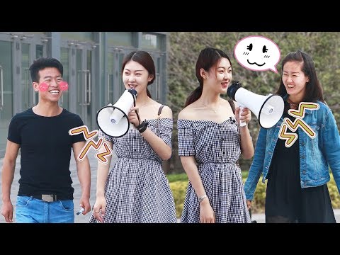 街頭拿大喇叭誇獎路人，竟然有男生瞬間臉紅！