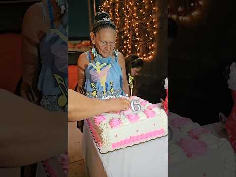 Yajaira bien emocionada con su pastel de los 76 años  #plazalibertad #viral #paraty #shorts