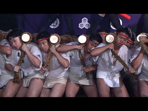 Männer rasen mit ein-Tonnen-Floats beim Hakata Gion Yamakasa Festival durch Fukuoka