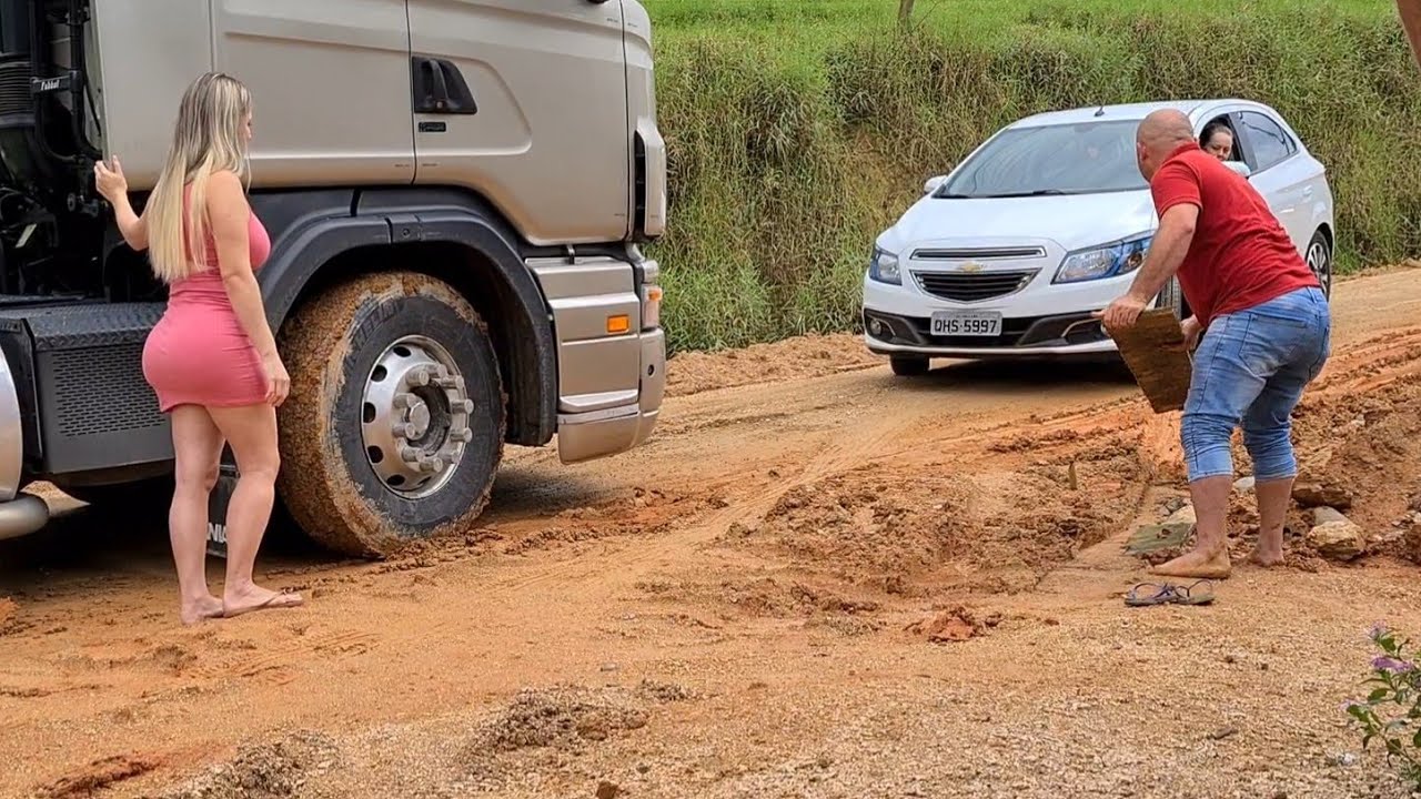 Nao subiu, deslizei no barro e encostei no barranco pra não dar L na casa..سائق شاحنة.