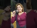 Viral- señora cantando Extasis de cartel de santa