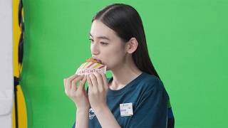 八木莉可子、“コラボ商品”をおいしそうに頬張る　ファミリーマート新CM「ご覧のコラボレーションでお届けします。」編＋メーキング