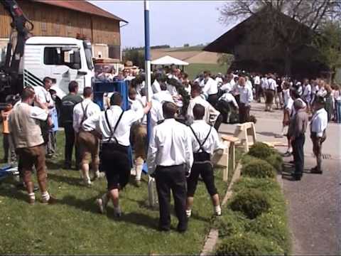 Maibaum aufstellen am 1.5.2005 in Grünthal
