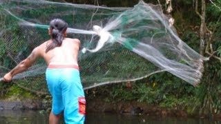 preview picture of video 'Iban style fishing on the Batang Ai river in Sarawak - Borneo (Malaysia)'
