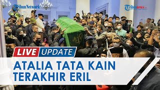 Bak Rapikan 'Baju Terakhir' sang Putra, Atalia Tata Kain Penutup Keranda saat Jenazah Eril Berangkat