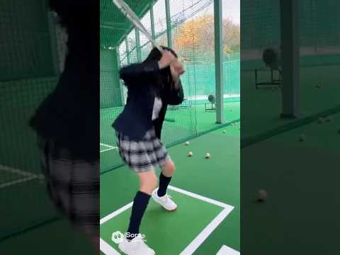 制服姿の女子高生がバッティングセンターで思いきりスイングしたものの空振りして