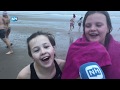 Zandvoortse leerlingen trotseren winterkou en duiken de zee in