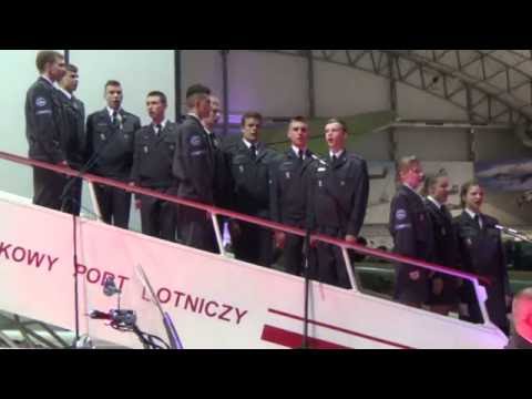 "Marsz Lotników"  -  uczniowie OLL i orkiestra wojskowa z Dęblina