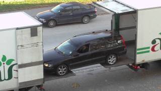 Смотреть онлайн Прикол с грузовиками: «Погрузка легковушки»
