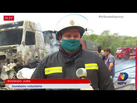 Grave acidente na Serra Dona Francisca: Após bater em caminhão, motorista morre carbonizado