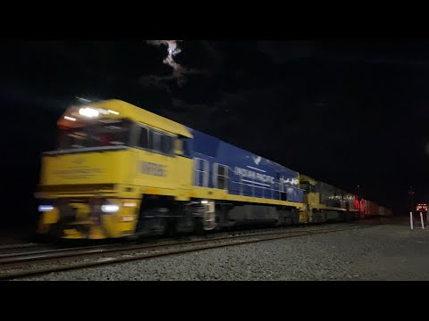 5MA5 Pacific National container train with NR86 (IP) NR21 NR120 at Gheringhap at night 10/4/2025