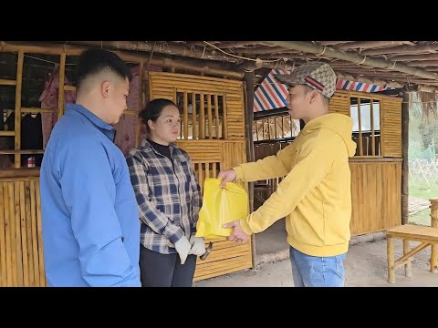 The homeless man came to thank Hang and Chuc for their help.