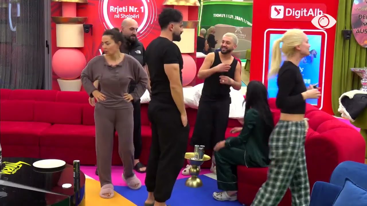 Sfida “Kiss kiss”, banorët puthen dhe përqafohen me njëri-tjetrin