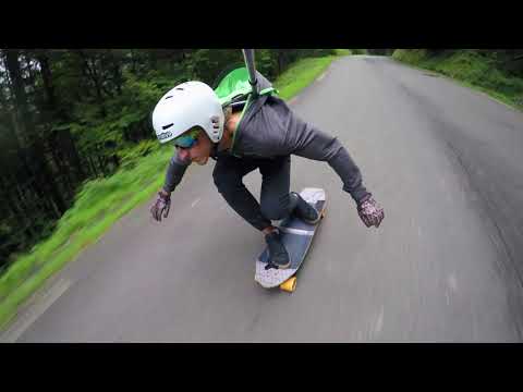 Selfie longboard run - Lillian Barou