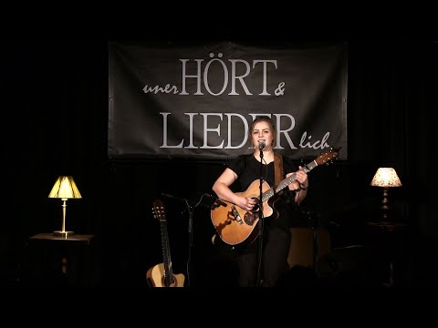 Fee Badenius: Dein Lachen – Live im Club Voltaire