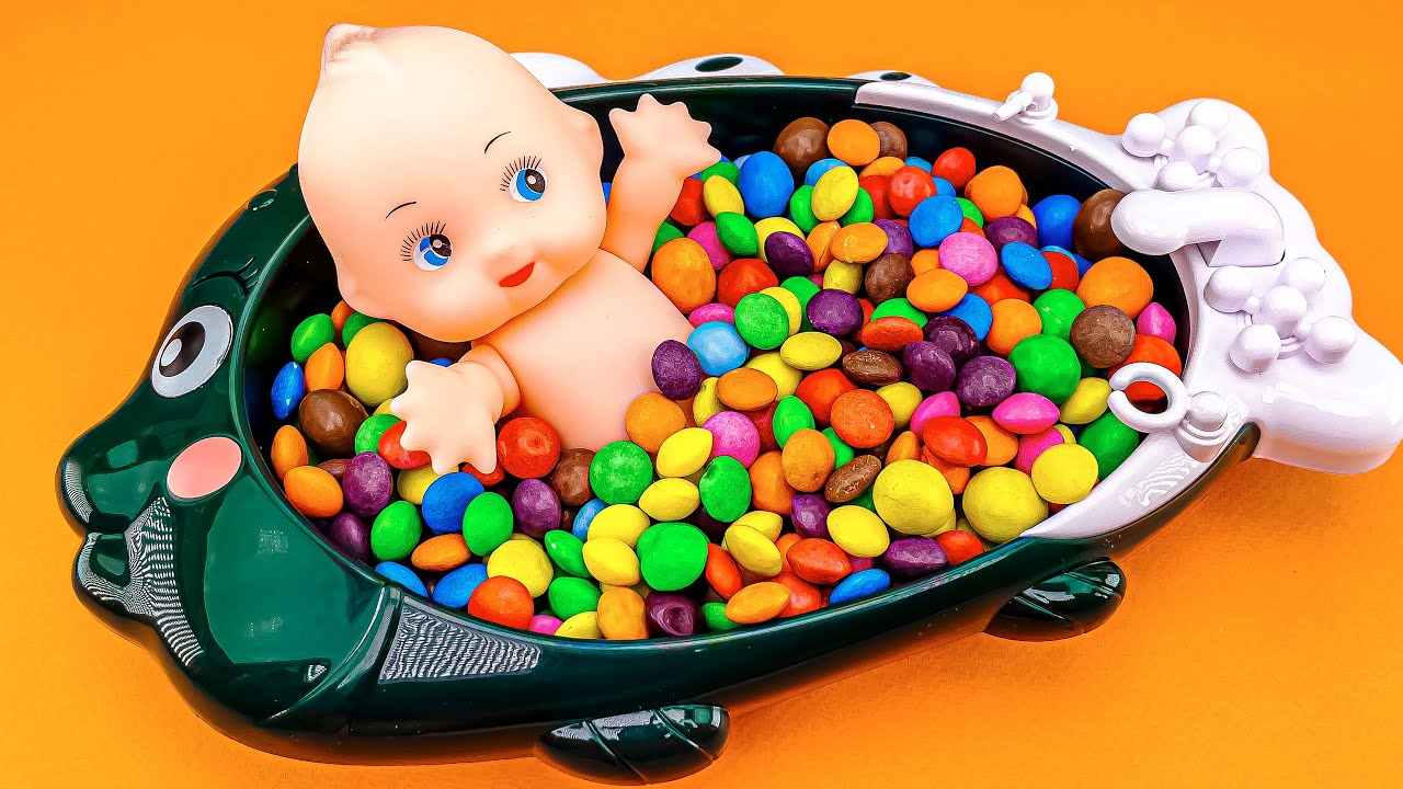 Satisfying Video l Magic Mixing M&M's in Glossy Bathtub Full of Candy Cutting ASMR #452