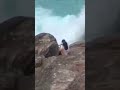 Resiko Pacaran Dipinggir Pantai Detik Detik Dua Remaja Yang Sedang Pacaran Dihempas Ombak