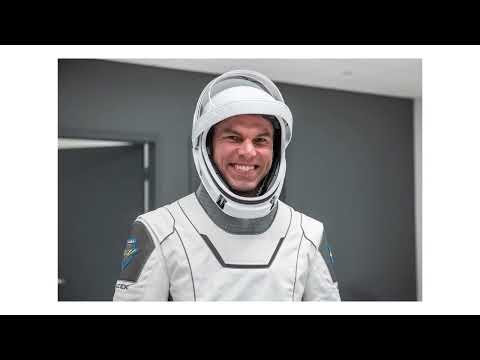 Một phi hành gia hạ cánh tại GSB (An Astronaut Lands at the GSB)