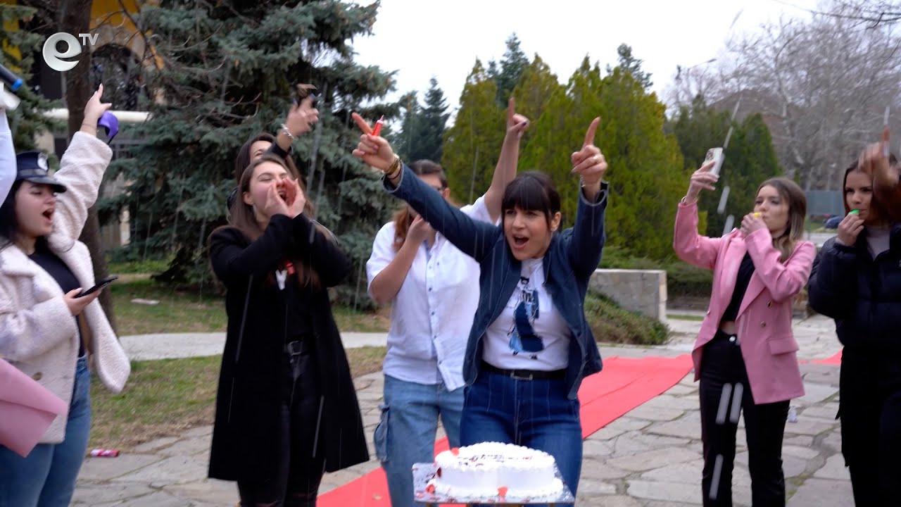 Абитуриенти отвлякоха с белезници класната си ръководителка, за да я поканят на бал