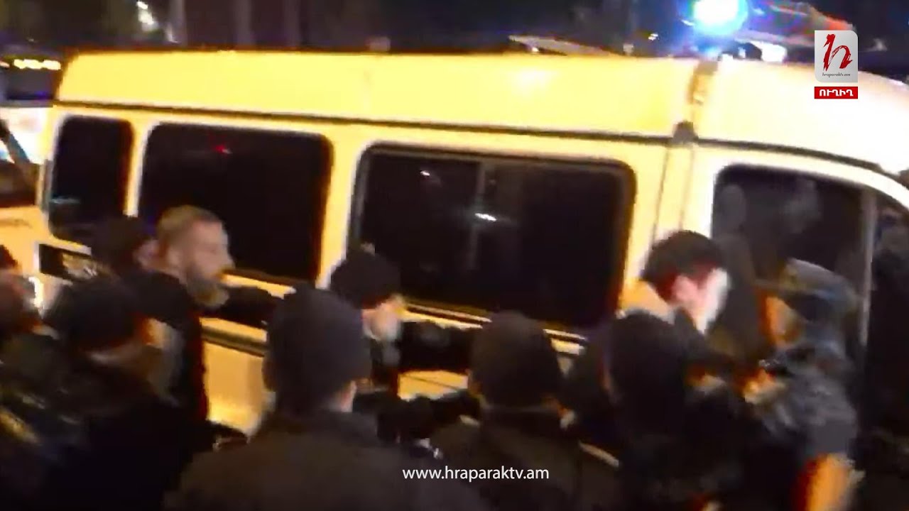 Ոստիկանները դաժան ծեծի են ենթարկում ակտիվիստներին