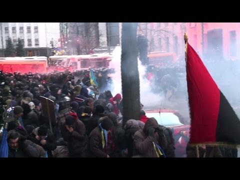 Clashes rage as 100,000 Ukrainians rally over EU snub
