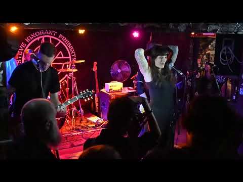 Steve Ignorant's band performing CRASS songs (77-84) - Bata motel