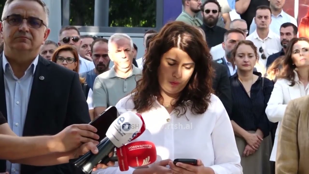 PDK dhe Aleanca protestë para selisë së qeverisë, akuzojnë Kurtin dhe ministrat në detyrë si bllokues të institucioneve  