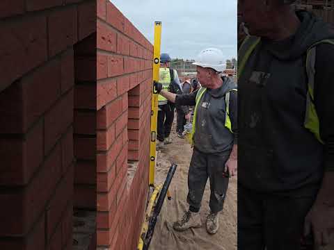 Brickwork flat as a pancake.6 foot level #construction #bricklayers #bricklayer #satisfying #work