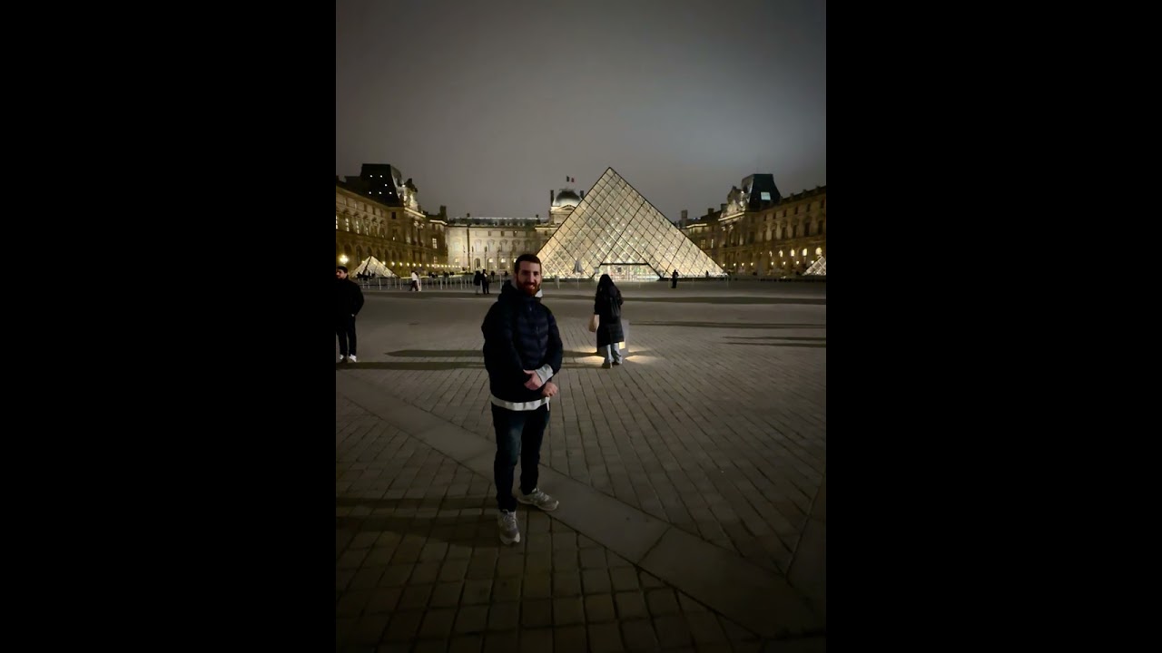 האם הפירמידה של מוזיאון הלובר מוארת בחושך? כן!