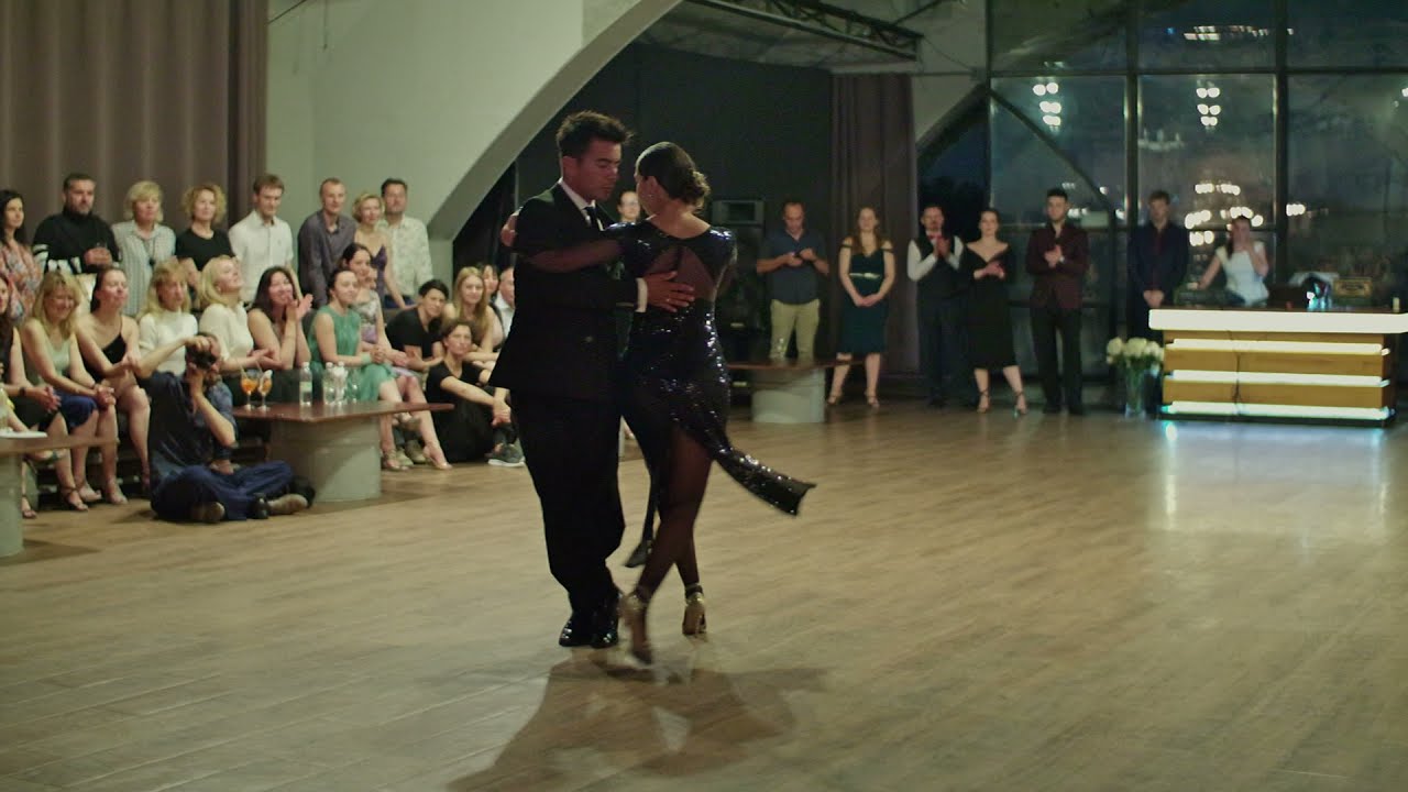 Roxana Suarez and Sebastian Achaval – En el Salon by Ricardo Tanturi. 1/4 #SebastianyRoxana