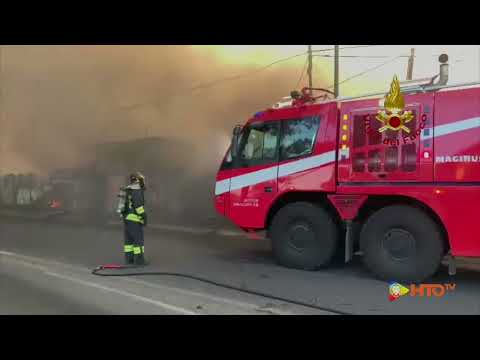 Roma Loc. Centocelle - Vasto incendio autodemolizioni su Via Palmiro Togliatti - www.HTO.tv
