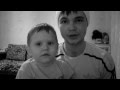 Парень читает рэп с младшим братиком! Милота)) 