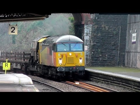 Colas Rail 56113 screams through Teignmouth with the 6Z28 31/12/13