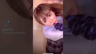 スカートでしゃがむと…