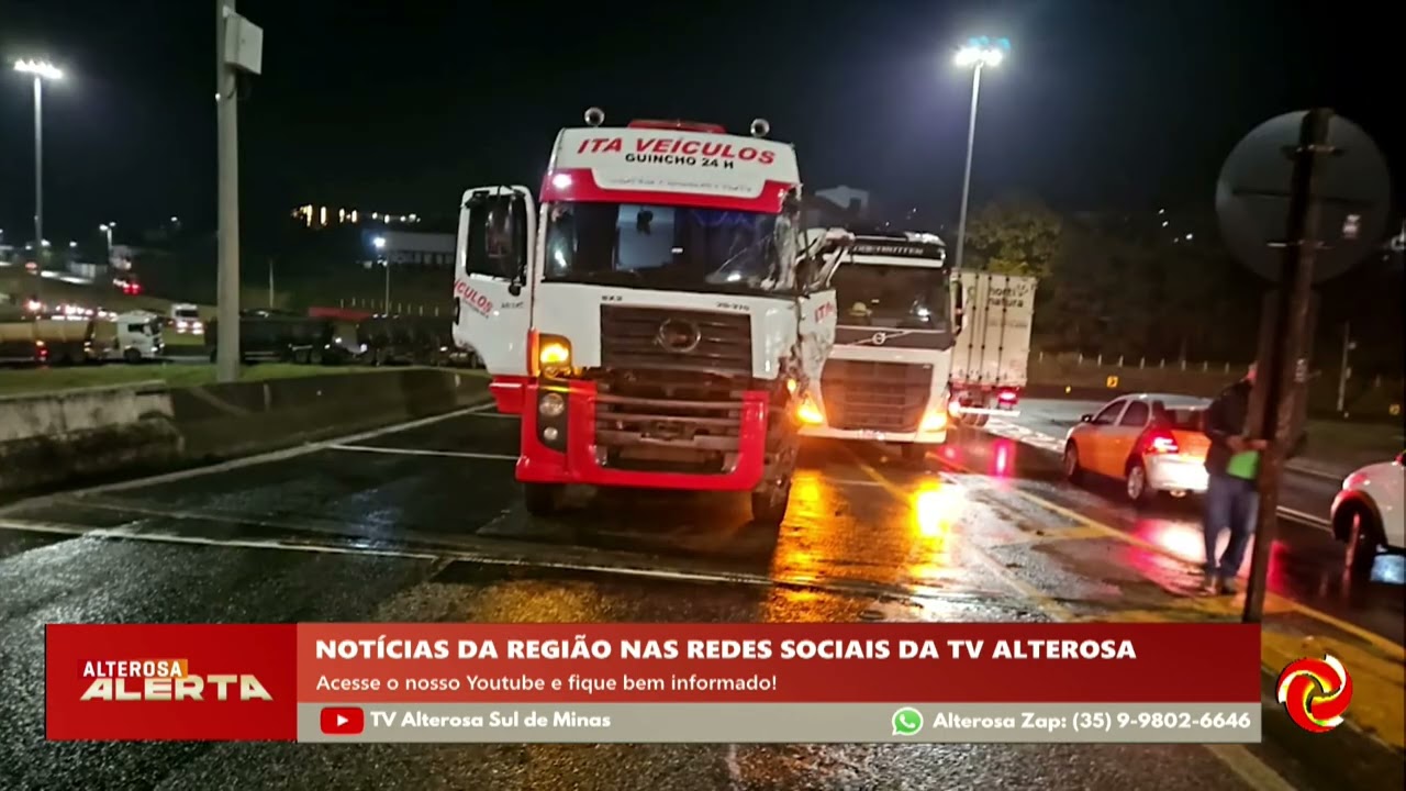 Batida entre caminhões complica o trânsito em Pouso Alegre