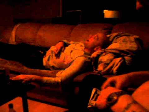 Heb je zin in lol,deze jongen is al uit zijn bol