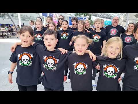 KIDS ON STAGE - Flashmob Michael Jackson - Airport Düsseldorf