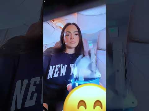 Почему в самолёте из бутылки под высоким давлением вытекает вода? 🤔 #shorts