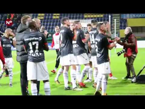 Spelers van NEC vieren de overwinning op Fortuna Sittard met de eigen aanhang