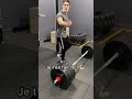 Il regarde un Twerk avant de soulever une barre à 300KG #shorts