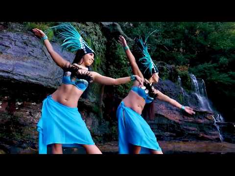 QUEENS OF THE PACIFIC: Josephine Enjoy,  Leah Bishop Cookisland dancing