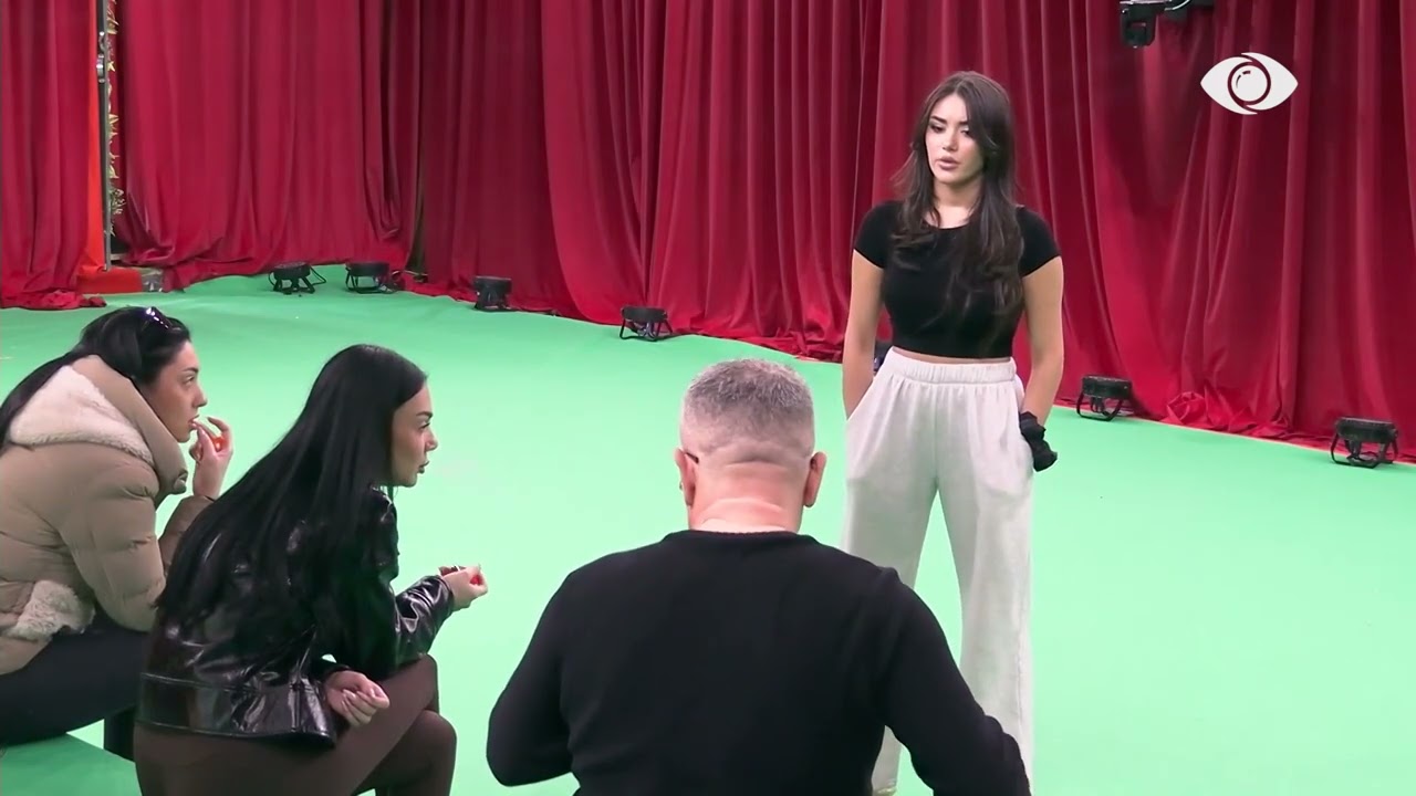 Kam turp të flas me një vajzë si ajo/ Greta bisedon me banorët për Inën