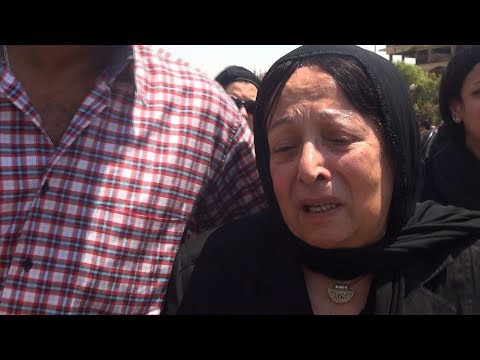 انهيار سميرة عبدالعزيز أثناء تشييع جثمان زوجها محفوظ عبدالرحمن