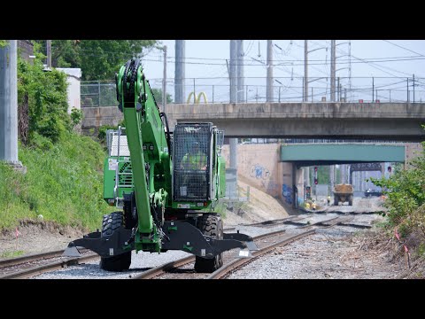 Sennebogen 728 clearing tracks