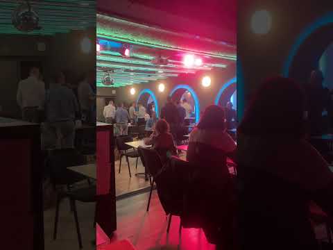 Eredeti vágatatlan hangulat videó: Hallgass bele két kör közötti villámrandi szünetbe.