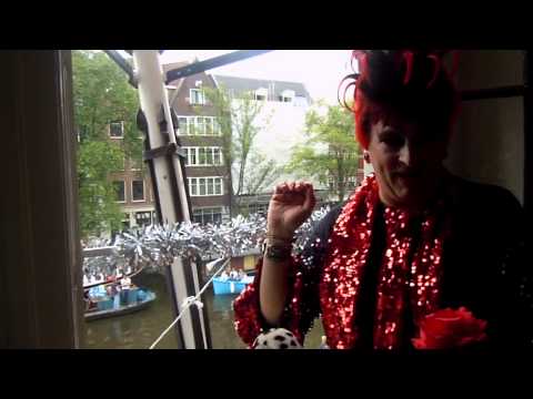 Miss Baksel zingt " Aan de Amsterdamse grachten"