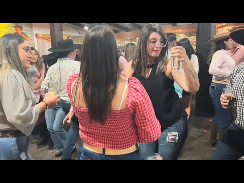 Linda y hermosas mujeres bailan rancheras junto a LOS TREMENDOS LAURELES