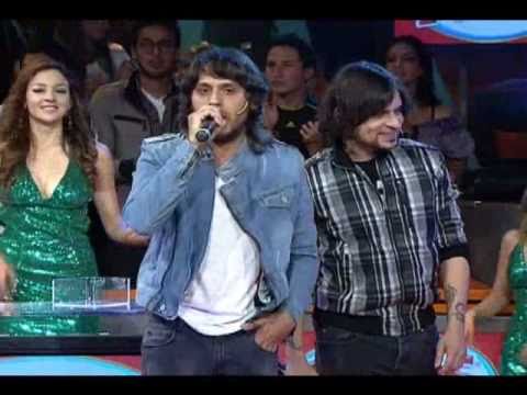 Servando y Florentino con Daniel Sarcos cantan  "Una fan enamorada" en El Familión Nestlé